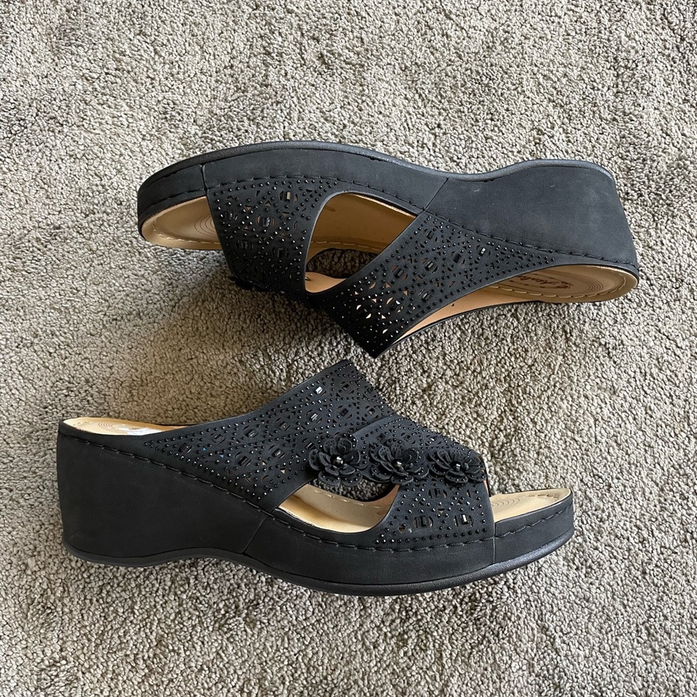 NWOT Atalina Black Wedge Foower Rhinestone Sandals Size 10
